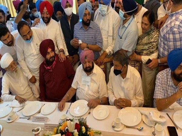 capt-amarinder-singh-meets-navjot-singh-sidhu-at-punjab-bhawan