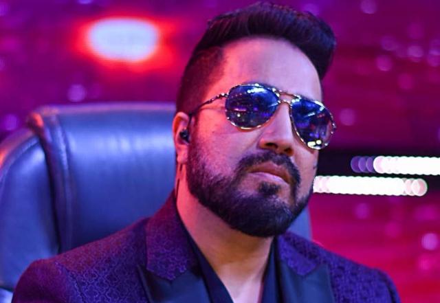 Mika Singh launches water brand - https://cdn.connectfm.ca/1CE7128F-530A-4D7A-B657-F7B94F8F6359_Story991992_1436865.jpg