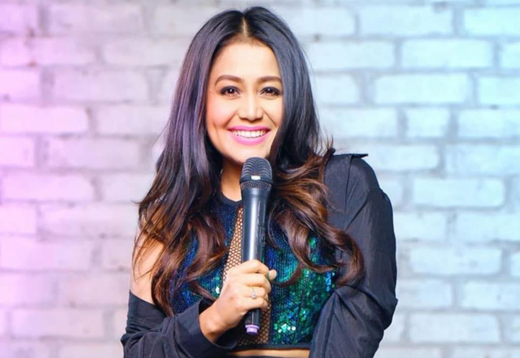 neha-kakkar-donates-rs-5-lakh-to-lyricist-santosh-anand