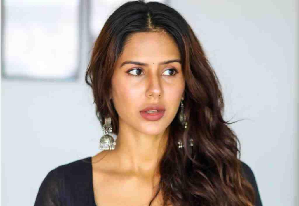 diljit-dosanjh-sonam-bajwa-help-rescue-old-woman-in-haryana