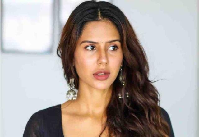 Diljit Dosanjh & Sonam Bajwa help rescue old woman in Haryana - https://cdn.connectfm.ca/2E9349F5-7F68-4DA4-A31D-6460292F34A6_Story775625_1122604.jpg