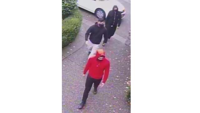 Surrey RCMP asking, can you identify these robbery suspects? - https://cdn.connectfm.ca/2FD86029-25B1-4392-B659-5D9FD0F8E108_Story1046180_1516750.jpg
