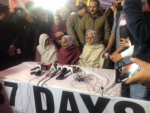 Shaheen Bagh protestors meet Delhi LG - https://cdn.connectfm.ca/4478231C-CDB6-4F6B-98AE-0D26C24CBAEB_Story439804_636616.jpg