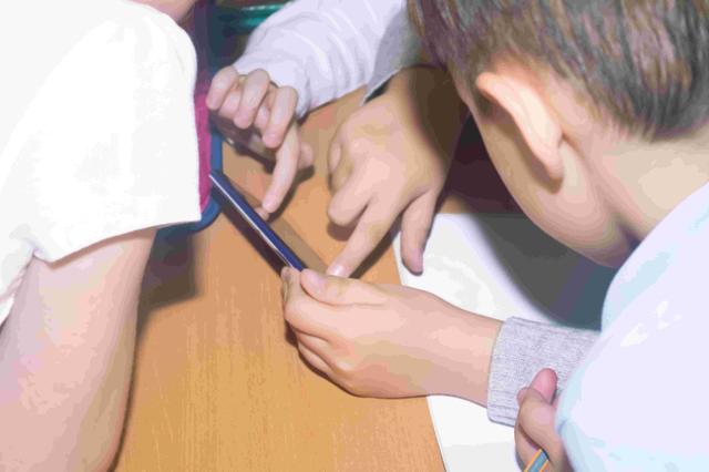Quebec to ban cellphones in elementary and high school classrooms - https://cdn.connectfm.ca/47C1F2FC-5BD7-42B8-925F-F811EC7D0F76_Story2540732_3384456.jpg
