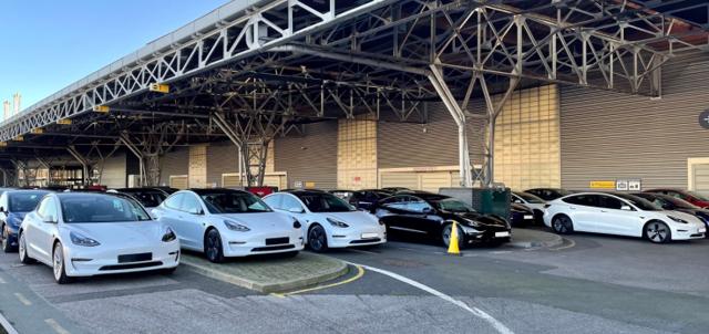 Police: California Tesla driver riding in backseat arrested - https://cdn.connectfm.ca/4B725A76-B71F-4A76-930D-2E56930E3FEC_Story1191606_1727657.jpg