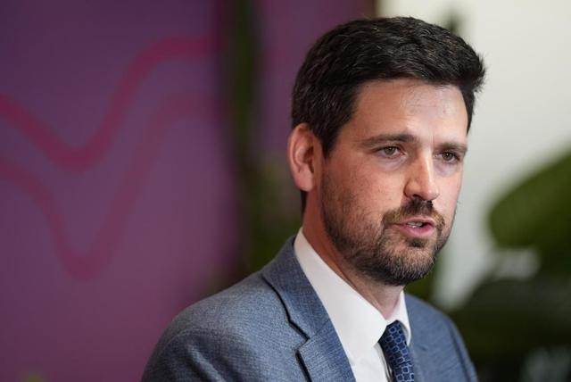 New system will bring families of immigrants to Canada faster: Fraser - https://cdn.connectfm.ca/514C573F-AD20-4828-9546-1DD93ADEB1EC_Story2355930_3256408.jpg
