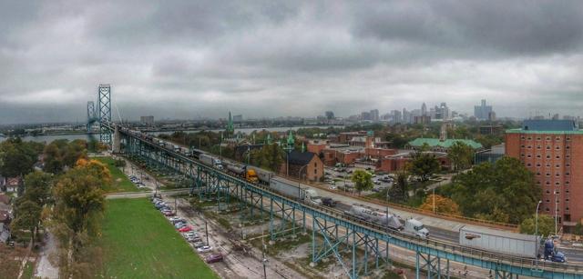 Ambassador Bridge fully reopens after investigation into possible explosives - https://cdn.connectfm.ca/54CB651E-795A-4C66-A9CA-836EEFC7434F_Story1437282_2077919.jpg