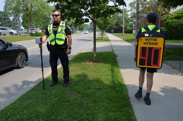 Montreal police equip school children with backpacks that display speed - https://cdn.connectfm.ca/577E2C71-7618-4775-896C-414DD6A55387_Story2557831_3403997.jpg