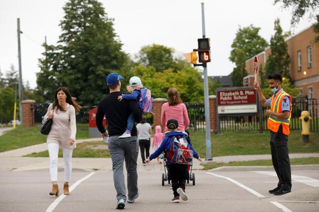 Alberta Health Services declares COVID-19 outbreaks at two southern Alberta schools - https://cdn.connectfm.ca/58953BF9-78F7-463B-8F7E-8E1005E6FA74_Story802612_1160445.jpg