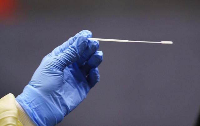 Canada maintained an average of 7,672 daily cases of COVID-19 during first week of January - https://cdn.connectfm.ca/60B6E6A2-6F73-475F-BAB5-EC756BD956CC_Story991978_1437088.jpg