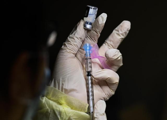 Federal government has reached a deal with Pfizer to buy an extra 20 million doses of the vaccine : PM Trudeau - https://cdn.connectfm.ca/652F0EC8-3170-4897-86AF-FBD4D09C41F5_Story993757_1439481.jpg