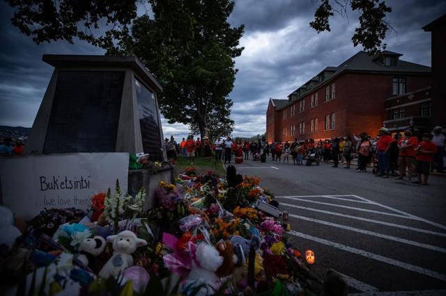 Hundreds of people turn out in East Vancouver to honour 215 students buried at the former residential school - https://cdn.connectfm.ca/68D7E1B6-FBD0-41FF-9B09-43E557E1BD36_Story1230186_1781439.jpg