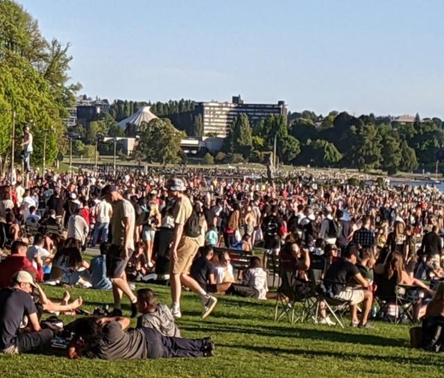 Two nights in a row, police in Vancouver clear away crowds of people gathered at the English Bay beach - https://cdn.connectfm.ca/6C4AA978-E7AF-4660-A7DD-1C320E3255B3_Story1199934_1738921.jpg