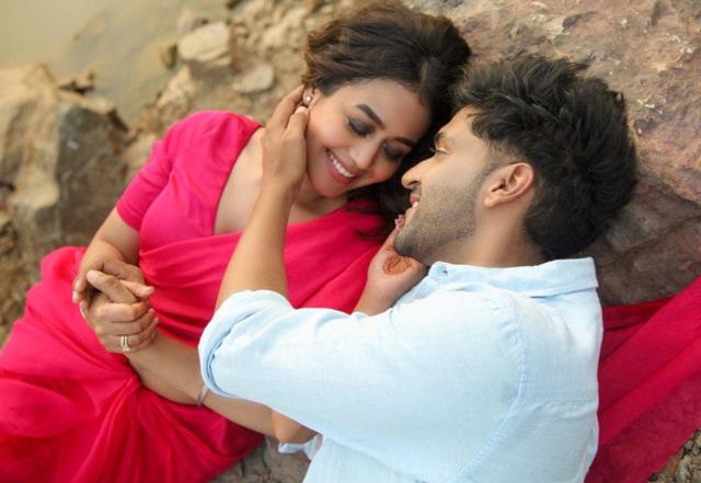 Guru romances Neha Kakkar  - https://cdn.connectfm.ca/6C55FA0F-B339-4718-A39E-81C27992B34B_Story1054991_1529904.jpg