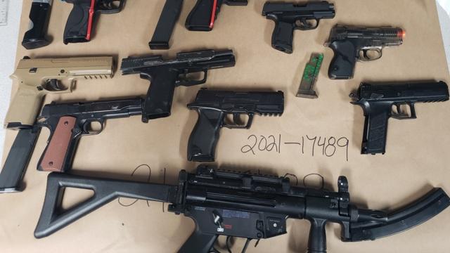 Traffic stop results in the seizure of replica guns and drugs: Police - https://cdn.connectfm.ca/73C8F59D-1D25-4106-BD71-B0B598093BD3_Story1335551_1930277.jpg