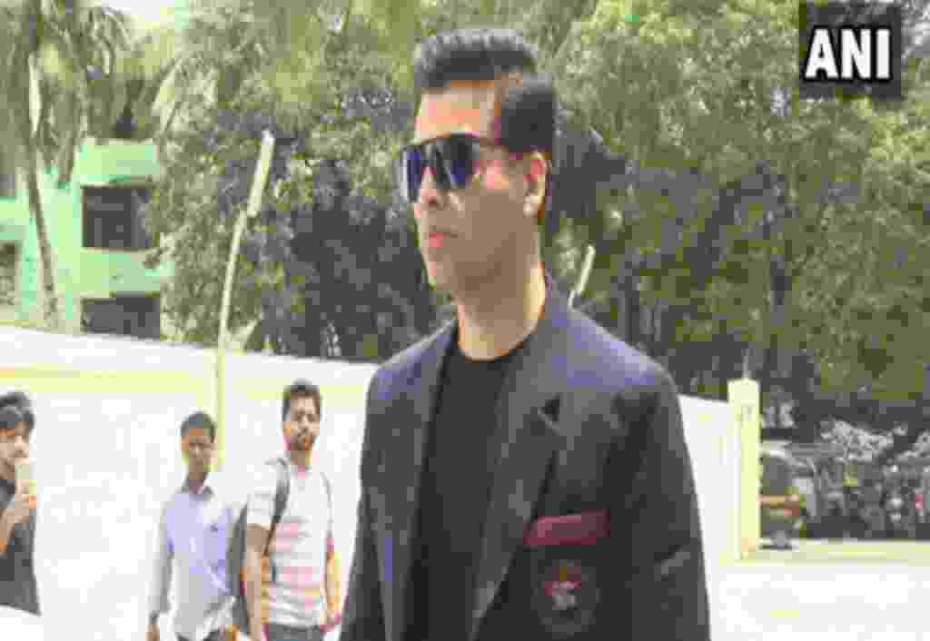 kjo-strikes-pose-with-bollywood-wives-as-fabulous-lives-begin-premiering-on-netflix