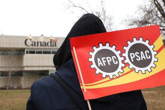 Over 155,000 federal workers now on strike; here are the services that may be affected - https://cdn.connectfm.ca/8922BCE6-9DC8-4462-AD11-964D342BDEFA_Story2301671_3195486.jpg