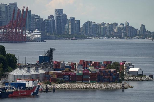 Tentative deal reached to end B.C Port strike - https://cdn.connectfm.ca/9E483D72-B81E-441B-8FCD-72AE706CCA94_Story2490012_3327302.jpg
