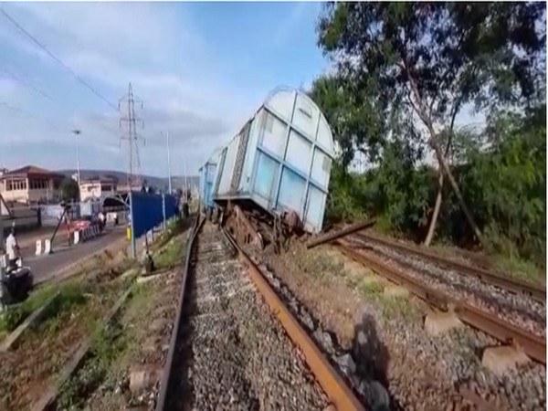 Train hits truck that slid onto track near a tunnel in Taiwan, killing 51 - https://cdn.connectfm.ca/A07151A9-375E-4DD0-A197-E258260DEB4F_Story1127280_1633689.jpg