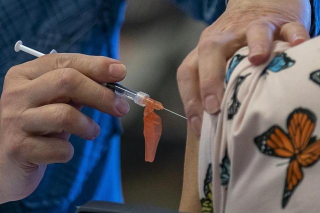 Modelling group says COVID-19 cases declining in British Columbia - https://cdn.connectfm.ca/AA2D3D2A-436C-490F-B3C6-B50A4CD69715_Story1478751_2137402.jpg