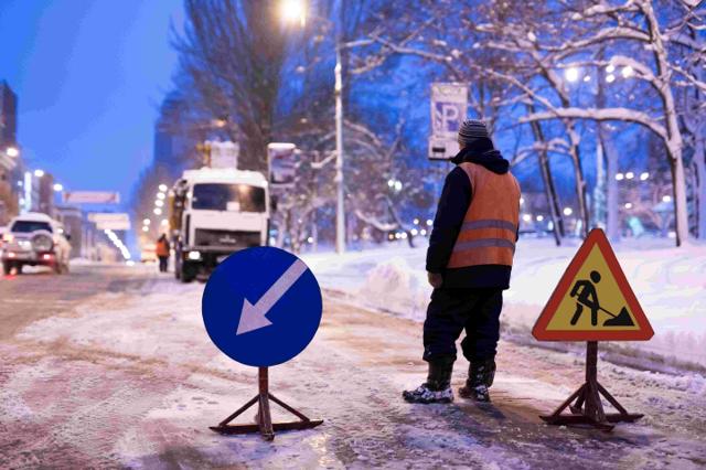 Drivers must slow to 60 km/h when passing roadside workers in Alberta - https://cdn.connectfm.ca/ABEE84C6-1B5F-46CF-9E6A-BF81C45DEE62_Story2522104_3363822.jpg