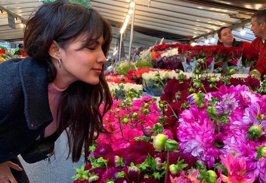 rhea-chakraborty-spotted-buying-flowers