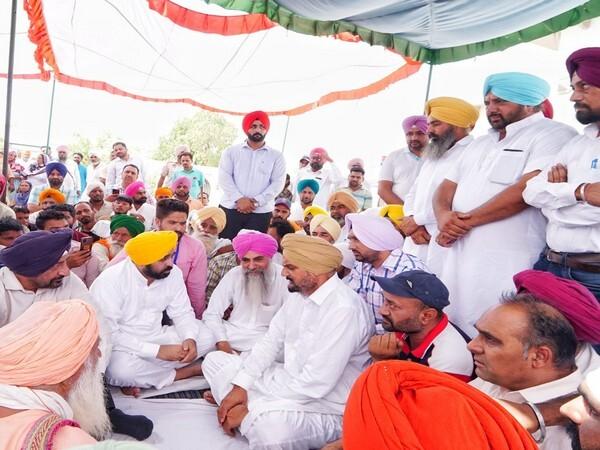 Amid protests, Bhagwant Mann meets family of Sidhu Moose Wala - https://cdn.connectfm.ca/Amid-protests-Bhagwant-Mann-meets-family-of-Sidhu-Moose-Wala_ANI.jpg