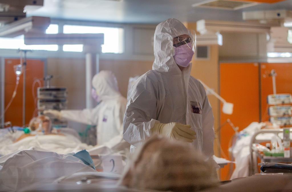 virus-infections-near-500-000-as-health-systems-buckle