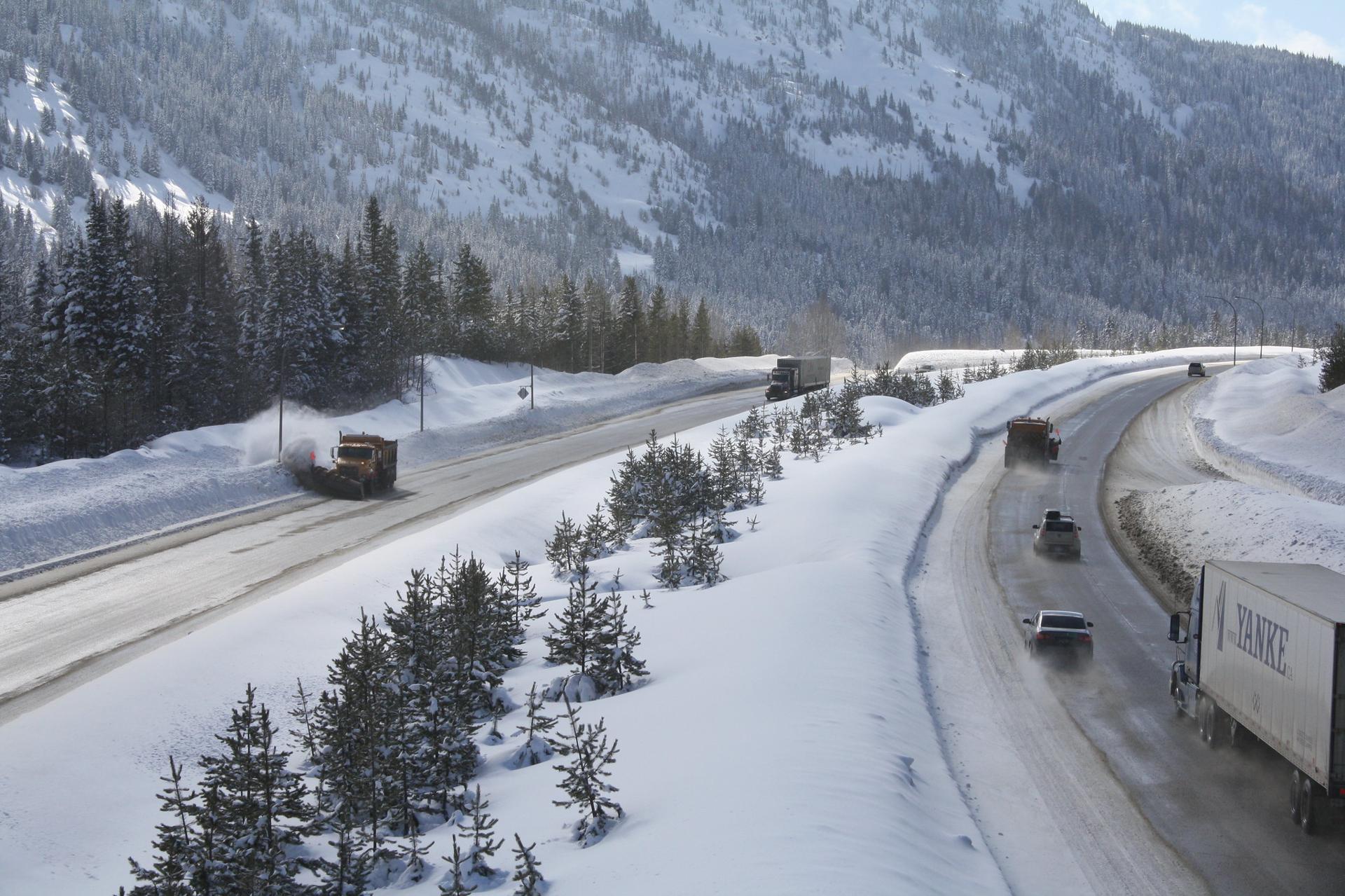 skiers-rescued-in-military-helicopter-northeast-of-squamish