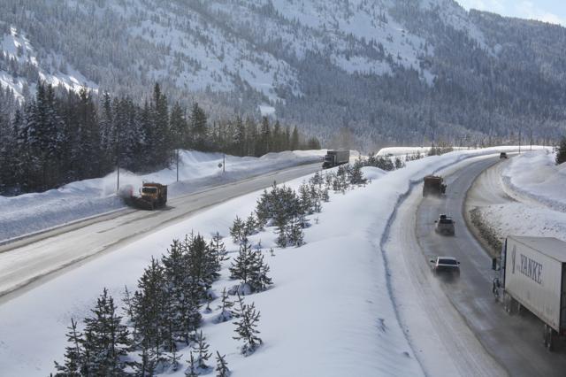 Skiers rescued in military helicopter northeast of Squamish - https://cdn.connectfm.ca/BD0E7843-827B-40EE-BD81-CC55205E7A4A_Story1044094_1514450.jpg