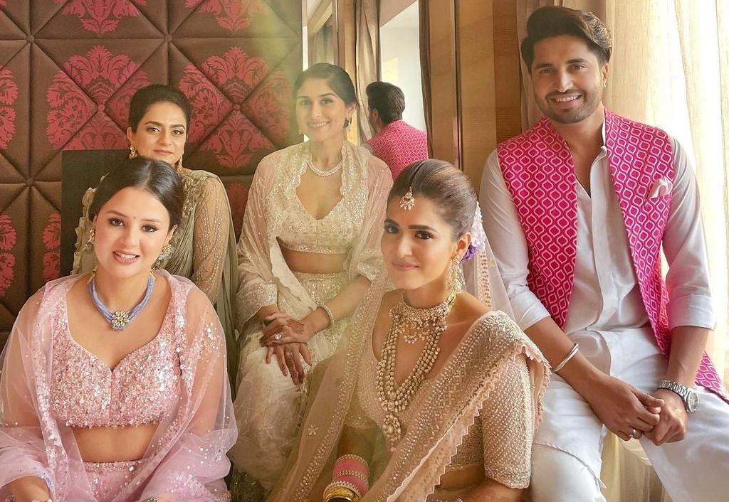 jassie-gill-shares-pictures-with-ms-dhoni-and-wife-sakshi