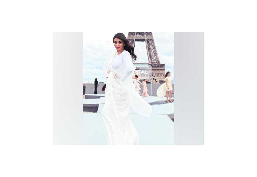 aishwarya-rai-bachchan-stuns-in-white-outfit-at-paris-fashion-week