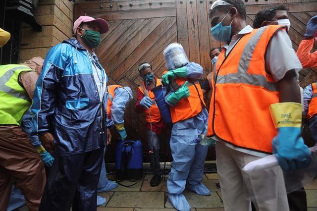 Amitabh Bachchan, 3 family members test positive - https://cdn.connectfm.ca/Bollywoods-Amitabh-Bachchan-3-family-members-test-positive.jpeg