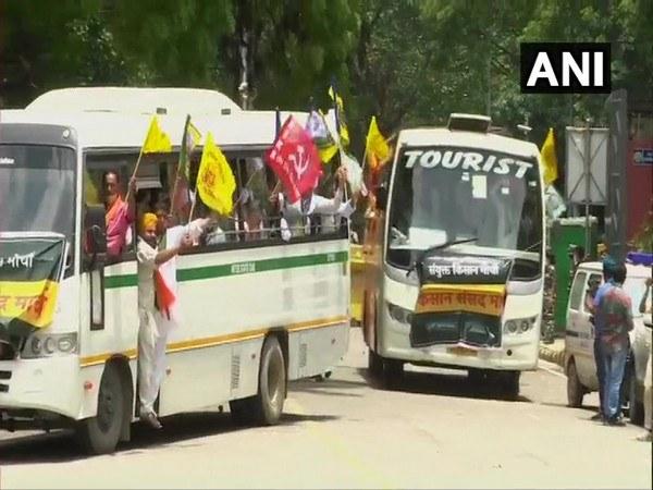 Farmers' protest: Buses carrying farmers arrive at Jantar Mantar - https://cdn.connectfm.ca/Busses-Jantar-Mantar.jpg