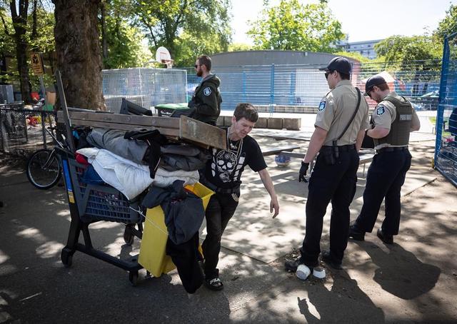 Smart phones for B.C.'s vulnerable, homeless aids access to supports, services - https://cdn.connectfm.ca/C37D5BAE-82C3-4344-B59D-C7AA202404CA_Story615772_892022.jpg
