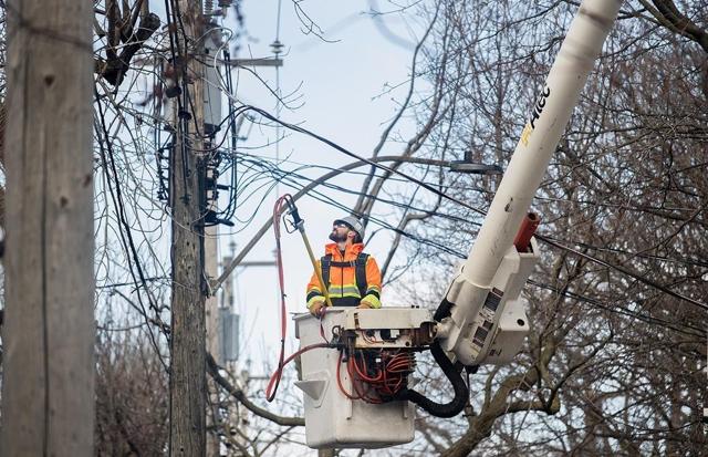 About 16,000 Quebec clients remain without power six days after ice storm - https://cdn.connectfm.ca/C6E443B1-6BAD-414C-8EB0-D196428150F8_Story2289590_3182005.jpg