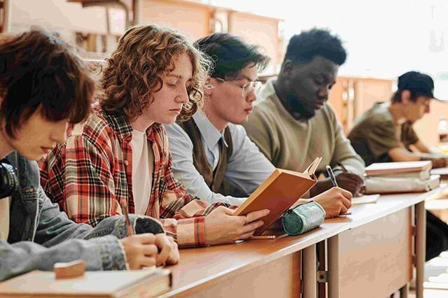 Ontario expert panel urges province to end post-secondary tuition freeze - https://cdn.connectfm.ca/C9DF473B-AB46-4A25-952F-3FB4C76F1683_Story2661896_3520460.jpg