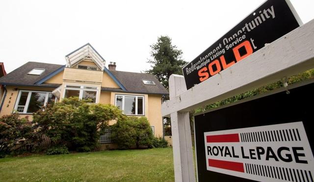 April home sales plunge more than 50% across the country on COVID-19 impact - https://cdn.connectfm.ca/CA048239-A4B2-482F-BE2F-107A802FF73E_Story620516_898275.jpg