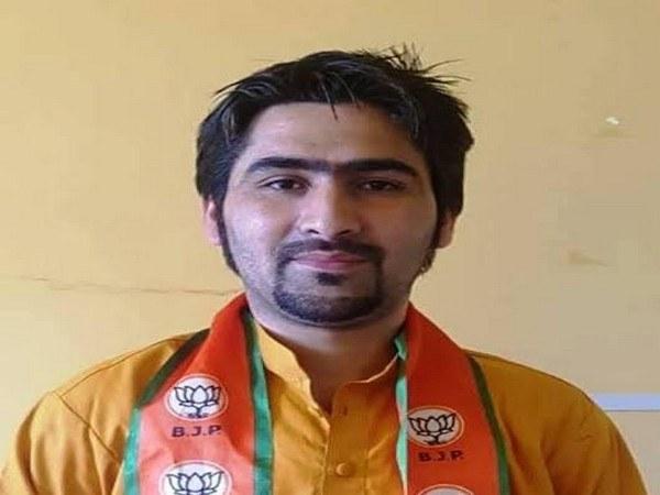 BJP leader Waseem Bari, brother and father shot dead by terrorists in J-K's Bandipora - https://cdn.connectfm.ca/CD06BFA9-3883-4309-AF6D-71D406EAF266_Story700324_1014549.jpg