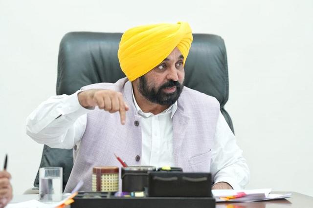 Punjab Governor warns CM Mann of President's Rule and taking legal action - https://cdn.connectfm.ca/CE119804-8412-4D0A-BBED-0B4F19FC5DE6_Story2544125_3388218.jpg