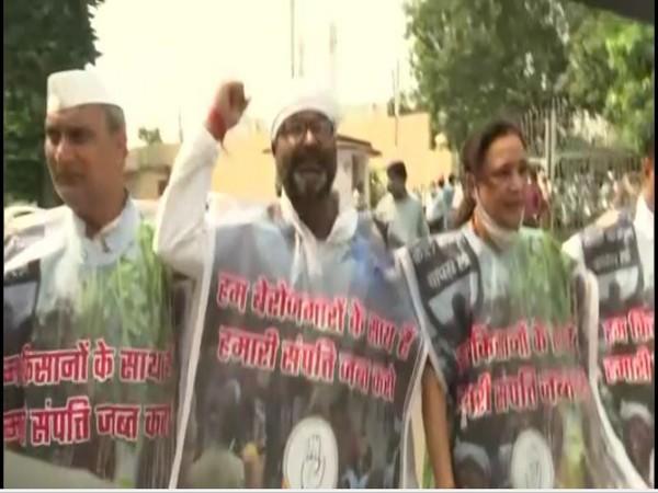 Cong holds protest in Lucknow, says UP govt has turned deaf to people's issues - https://cdn.connectfm.ca/Cong-Holds-UP.jpg