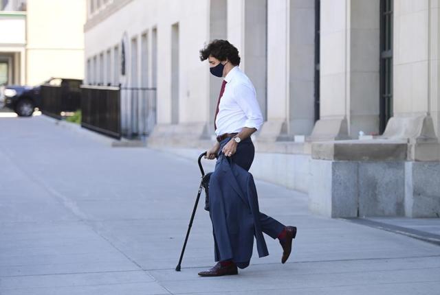 PM Trudeau walking with cane after he sprained his ankle playing Frisbee - https://cdn.connectfm.ca/D0EBAEB3-2B12-4FC4-B6A6-5D47F8E671D2_Story1224445_1773542.jpg