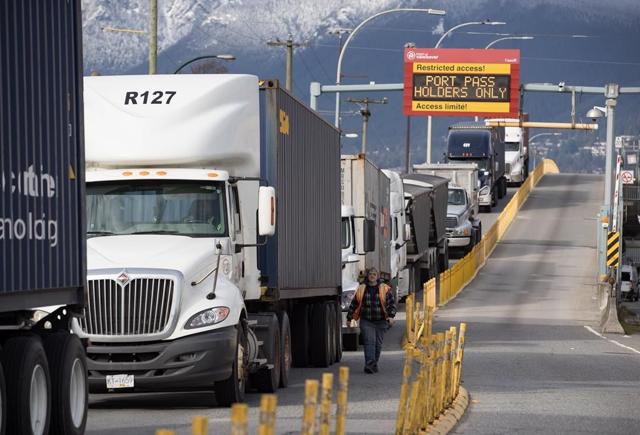 New B.C. training program for commercial truckers boosts skills, safety: ministry - https://cdn.connectfm.ca/D49D59F4-F60F-4DE4-BB14-D7EB43C6F864_Story1441330_2083046.jpg
