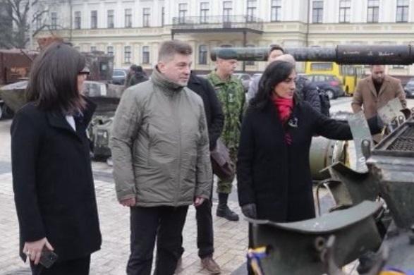 Ottawa sending 200 Canadian-made armoured vehicles as defence minister visits Ukraine - https://cdn.connectfm.ca/DE08AB07-CA0A-4FCA-B3C4-2AA7BB537D69_Story2168033_3049274.jpg