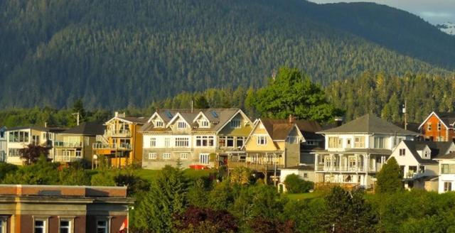 1 dead, 1 critical in Prince Rupert, B.C., mall shooting: RCMP - https://cdn.connectfm.ca/DEDEE403-FB31-49FD-802C-ABFDF07E578C_Story2095903_2972203.jpg