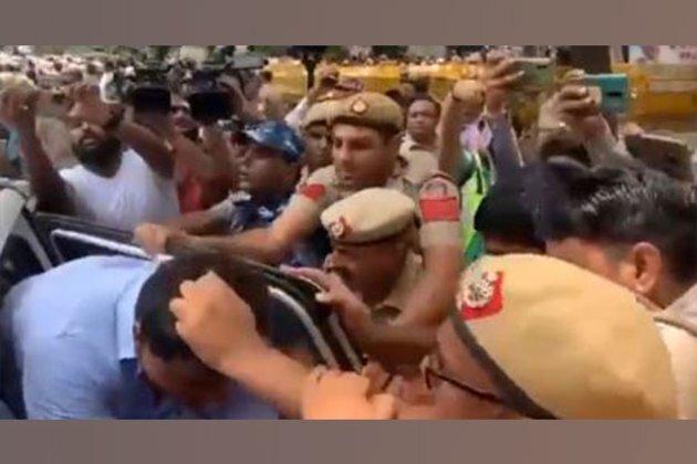 ED questions Sonia Gandhi: Delhi Police roughs up Indian Youth Congress chief Srinivas - https://cdn.connectfm.ca/Delhi-Police-Congress-Srinivas-BV_2022-07-26-184818_sdfm.jpg