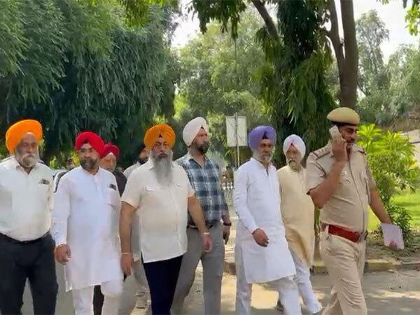 delhi-sikh-gurdwara-committee-delegation-meets-pak-high-commissioner