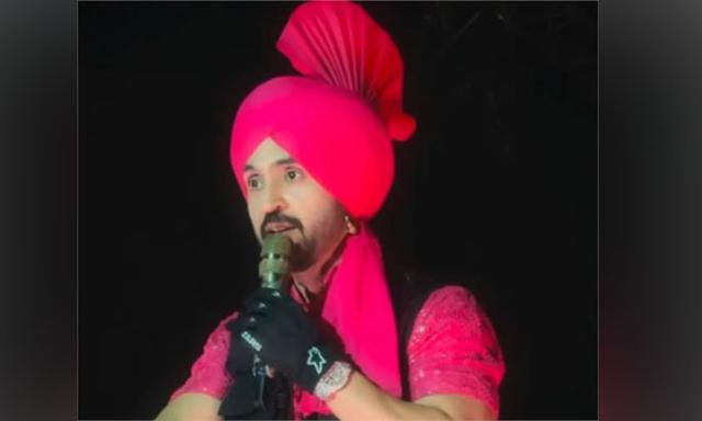 Diljit slips on stage - https://cdn.connectfm.ca/Diljit-Dosanjh_2024-11-22-201442_qeha.jpg