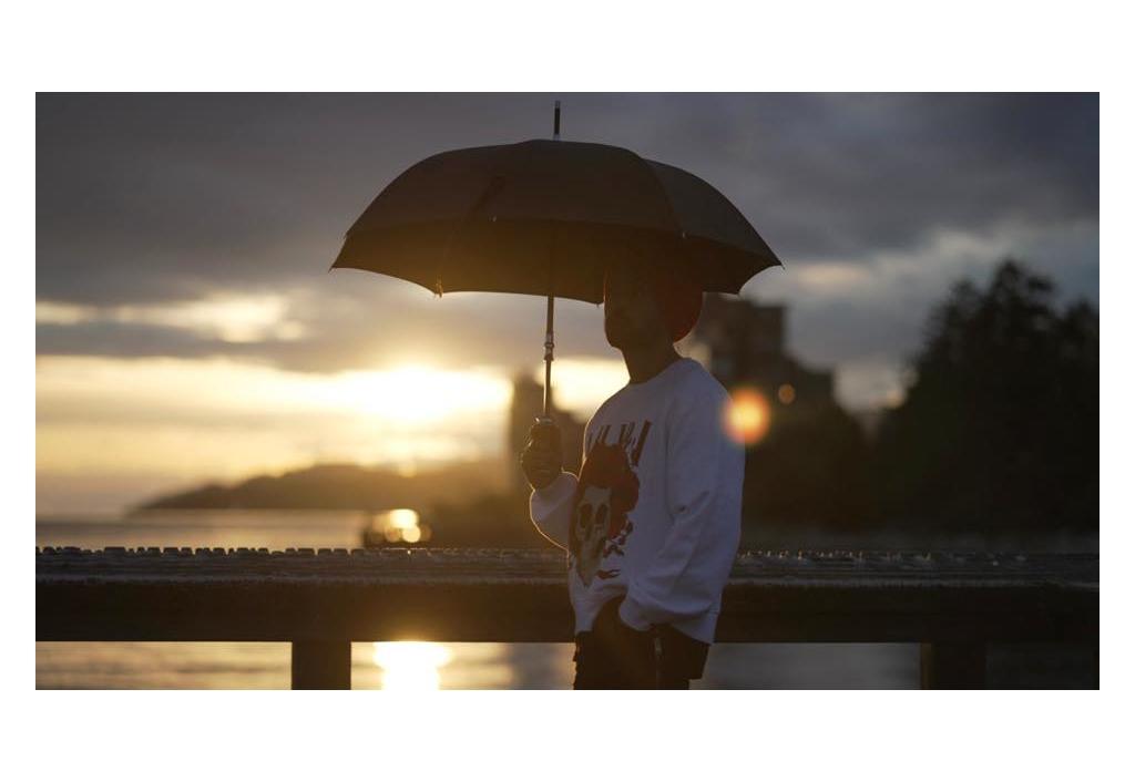 diljit-dosanjh-and-music-producer-intense-under-one-umbrella