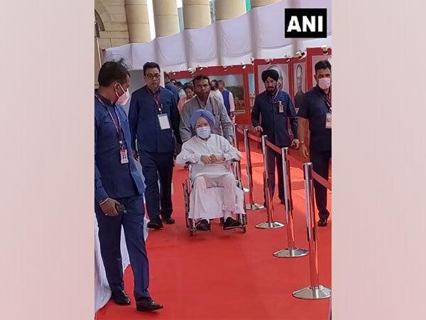 presidential-election-manmohan-singh-arrives-in-wheelchair-to-cast-vote-garners-social-media-attention